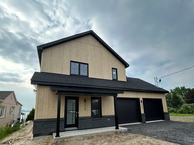 Maison avec revêtement imitation bois naturel et base en pierre