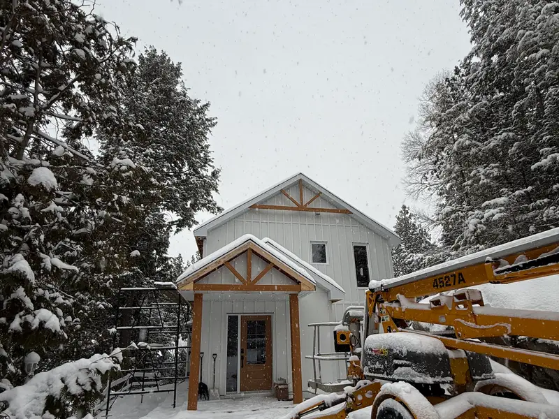 Chantier d'hiver : maison avec pignon en bois et revêtement blanc